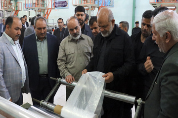 بازدید وزیر کشور از مراحل پایانی ایجاد کارخانه تولید پلاستیک در زندان باز زاهدان