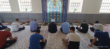زمزمه های عاشقانه دعای عرفه در زندانهای آذربایجان شرقی