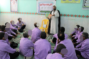 طرح حلقه‌های کتابخوانی نهضت سوادآموزی زندانیان در زندان دشتستان برگزار شد