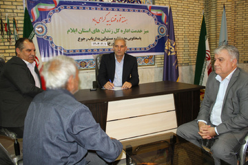 پاسخگویی مدیرکل و مسئولین زندان‌های استان ایلام به مراجعین در میز خدمت نمازجمعه 