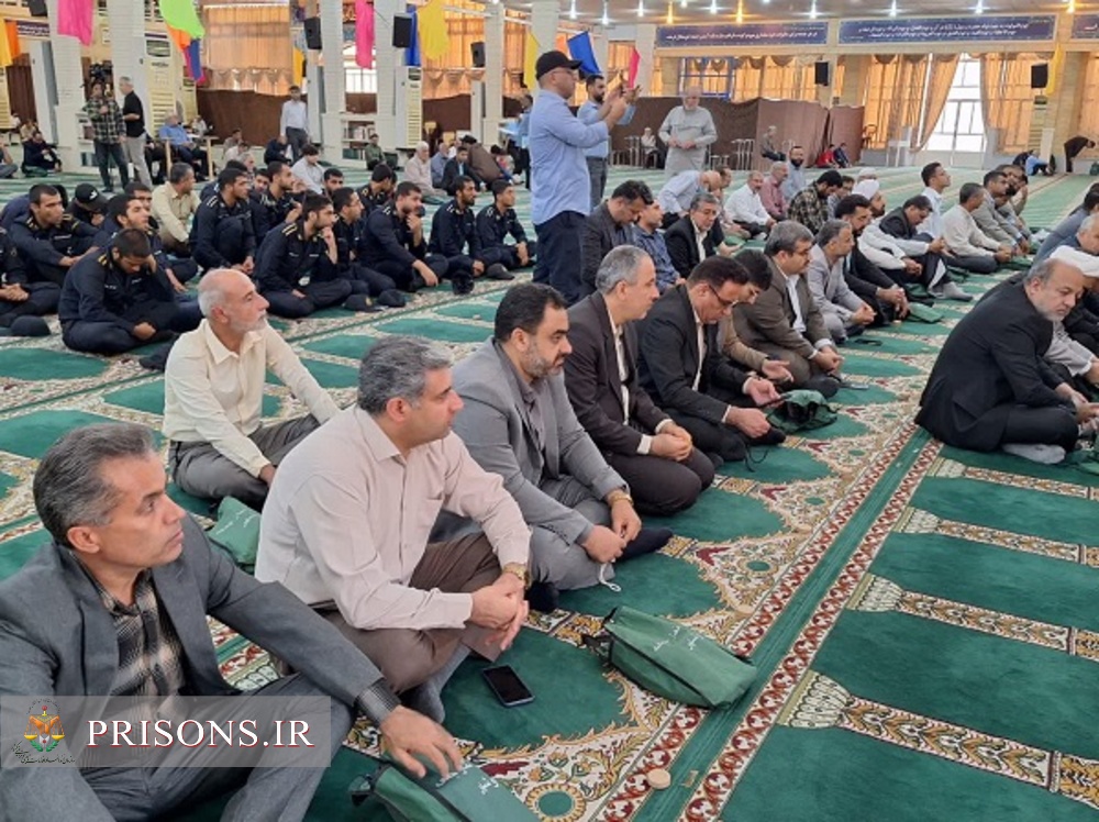 میز خدمت مدیر کل زندان ها و اعضای شورای قضایی استان در مصلی نماز جمعه بوشهر