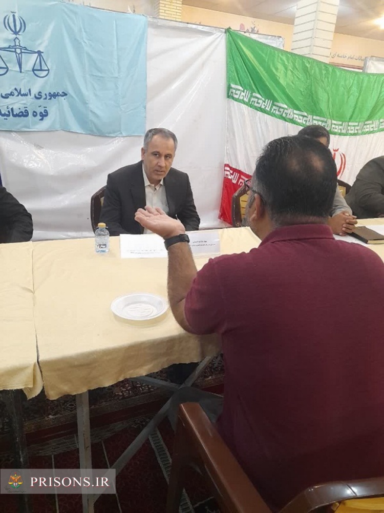 میز خدمت مدیر کل زندان ها و اعضای شورای قضایی استان در مصلی نماز جمعه بوشهر