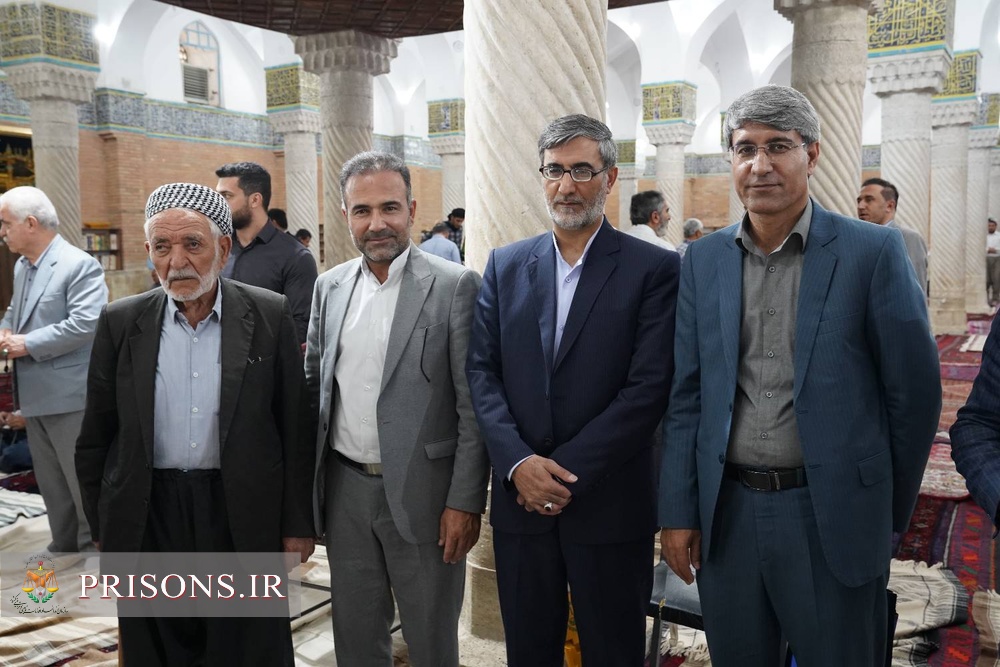 حضور مدیرکل و کارکنان زندانهای استان کردستان در نماز عبادی سیاسی جمعه همزمان با هفته قوه قضائیه