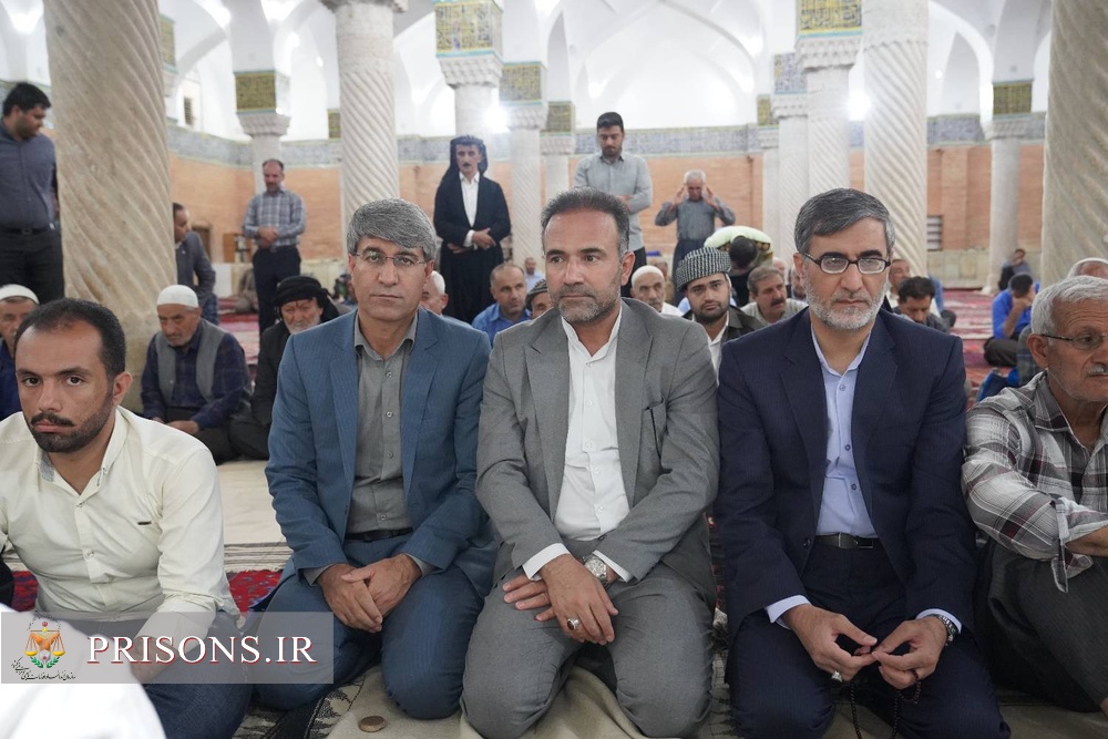 حضور مدیرکل و کارکنان زندانهای استان کردستان در نماز عبادی سیاسی جمعه همزمان با هفته قوه قضائیه