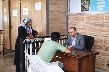 پاسخگویی رئیس زندان بوئین زهرا به مراجعین در «میز خدمت» هفته قوه قضاییه