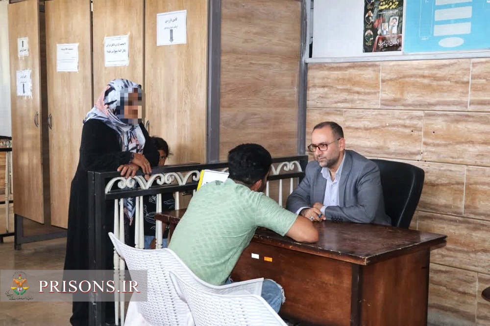 پاسخگویی رئیس زندان بوئین زهرا به مراجعین در «میز خدمت» هفته قوه قضاییه