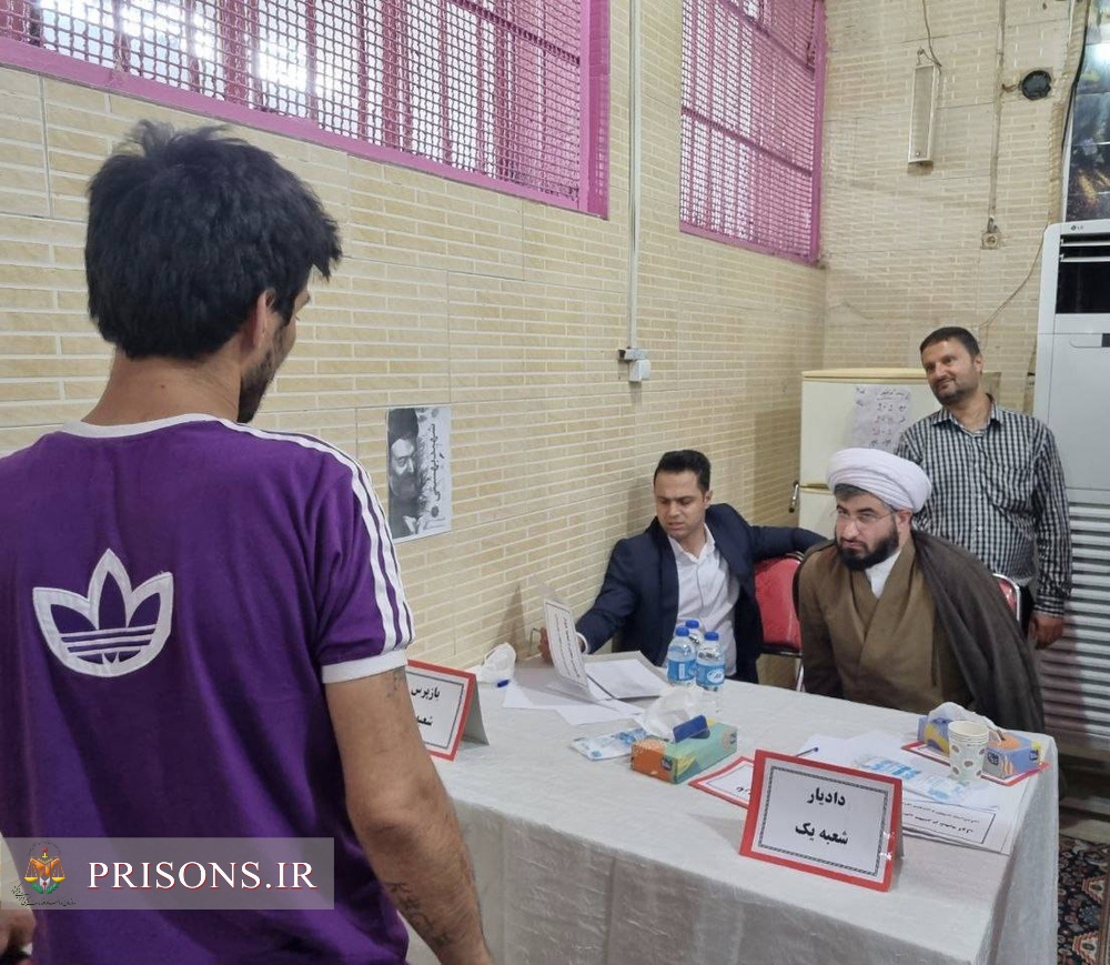 میز خدمت مقامات قضایی در زندان انزلی برپا شد 