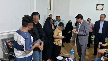 دیدار رئیس‌کل دادگستری و مدیرکل زندان‌های استان بوشهر با هفت خانواده زندانی نیازمند
