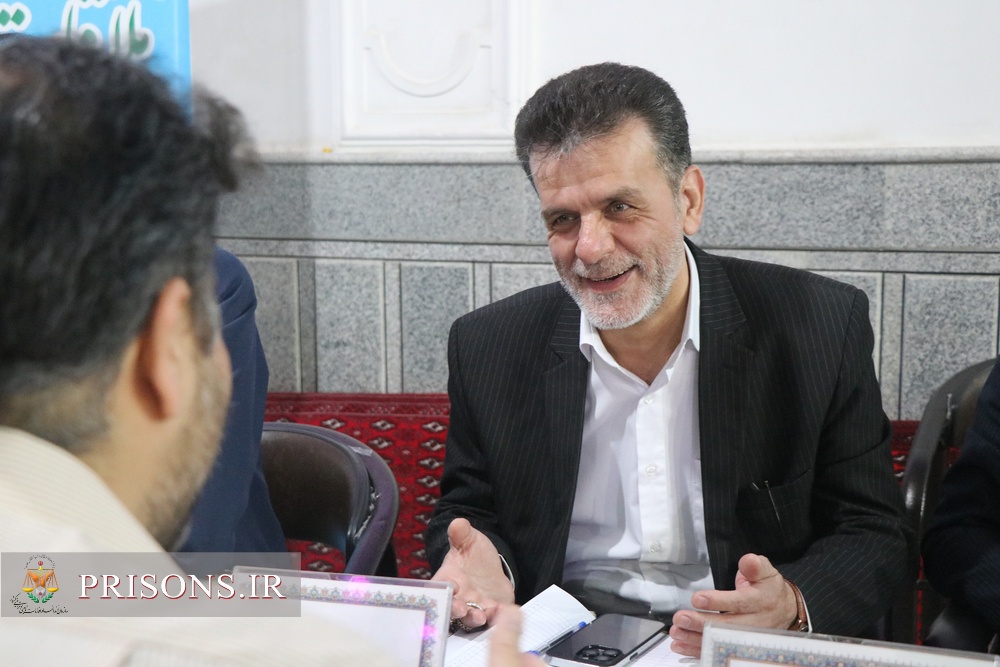 پاسخگویی مدیرکل زندان‌های استان سمنان با برپایی «میز خدمت»
