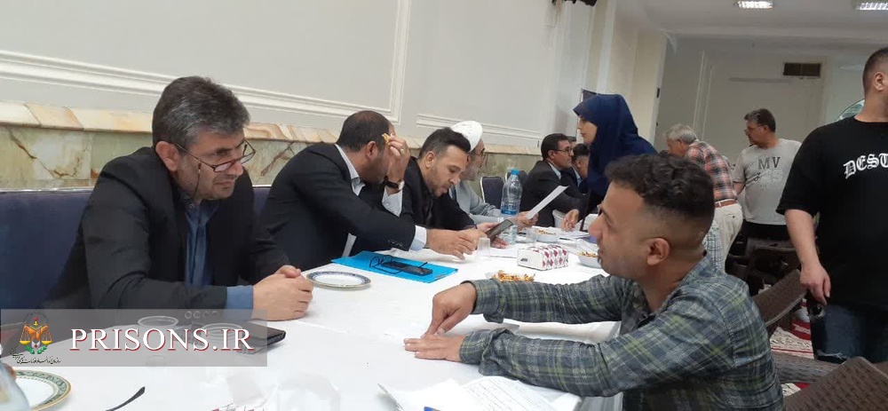 حضور مدیرکل زندان‌های استان البرز در میز خدمت مسجد امام رضا(ع) کرج