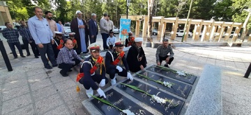 ادای احترام کارکنان و سربازان وظیفه زندان نهاوند به مقام شهیدان