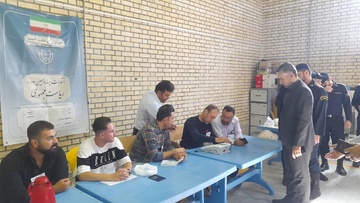 دادستان و مسئولین در کنار مددجویان زندان در انتخابات ریاست جمهوری شرکت کردند
