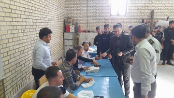 دادستان و مسئولین در کنار مددجویان زندان در انتخابات ریاست جمهوری شرکت کردند