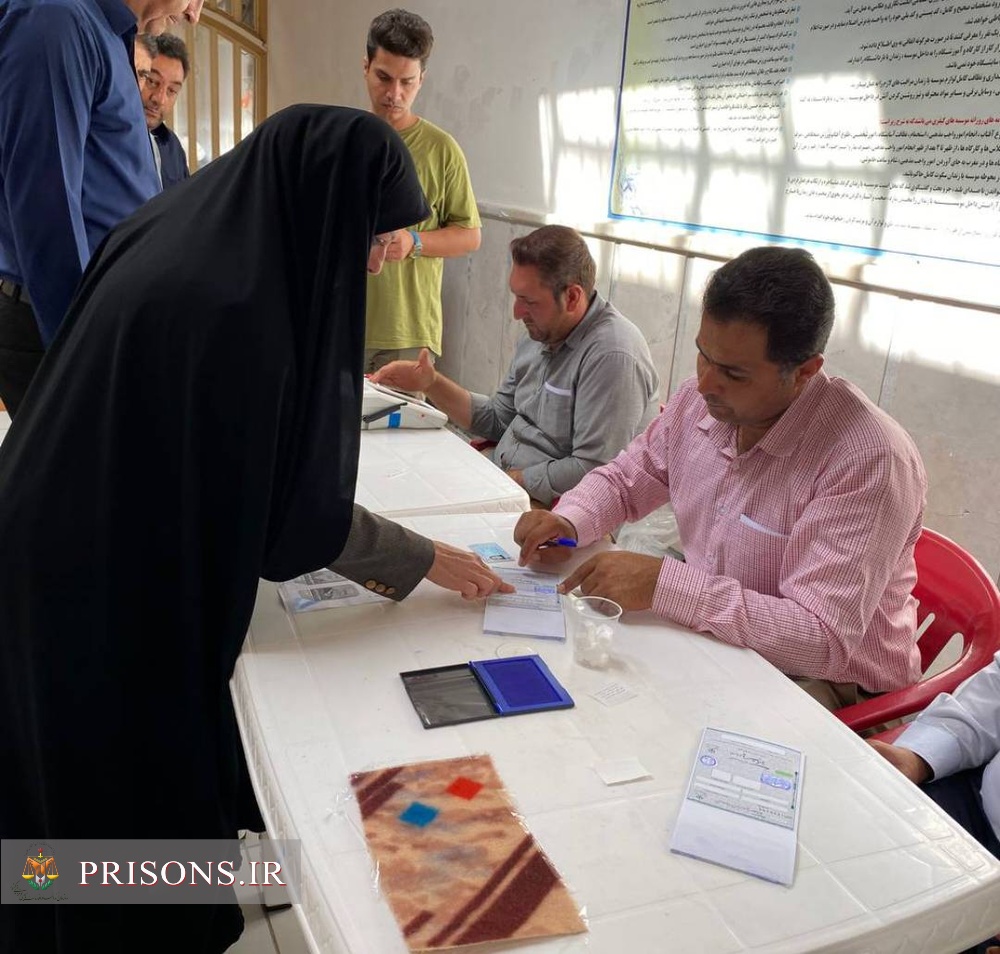 حضور پر شور کارکنان ، سربازان و مددجویان زندان‌های استان کردستان در پای صندوق‌های رأی