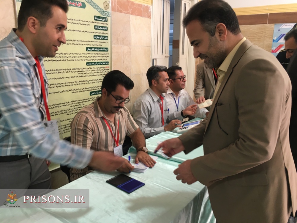 حضور پر شور کارکنان ، سربازان و مددجویان زندان‌های استان کردستان در پای صندوق‌های رأی