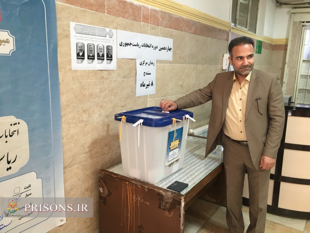 حضور پرشور کارکنان، سربازان و مددجویان زندان‌های استان کردستان در پای صندوق‌های رأی