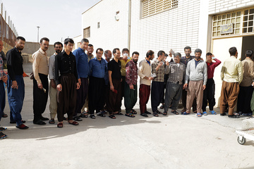 حضور پرشور کارکنان، سربازان و زندانیان چهارمحال و بختیاری پای صندوق رای