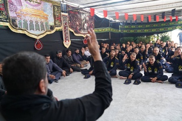 پرچم مطهر گنبد امام حسین (ع) مهمان جمع عزادار زندان مرکزی سنندج شد