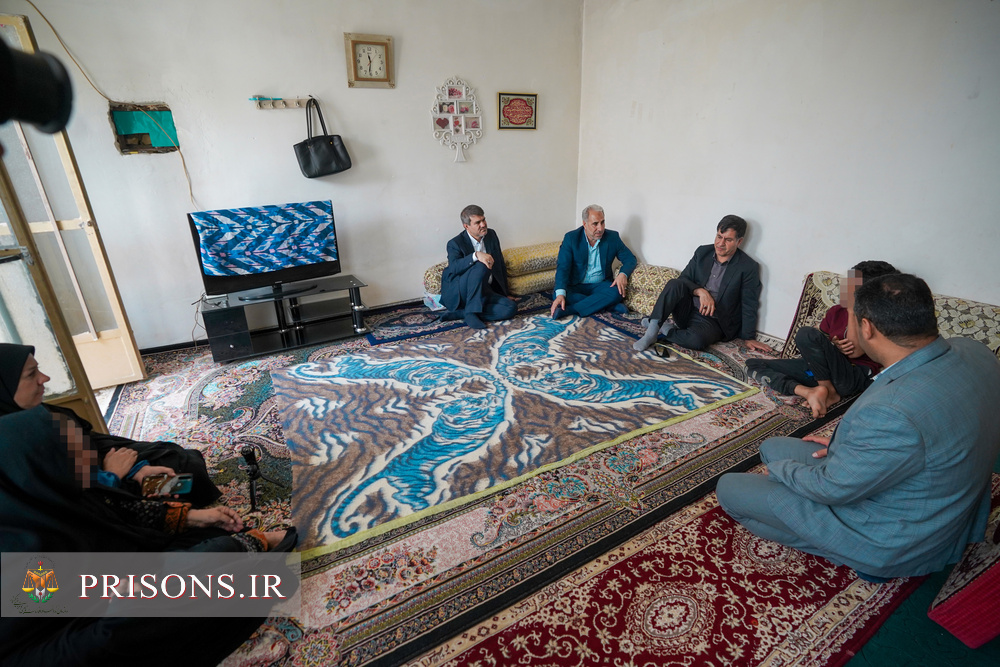 اهداء وسایل سرمایشی در بازدید مدیرکل زندان‌های کرمان از منازل خانواده زندانیان نیازمند
