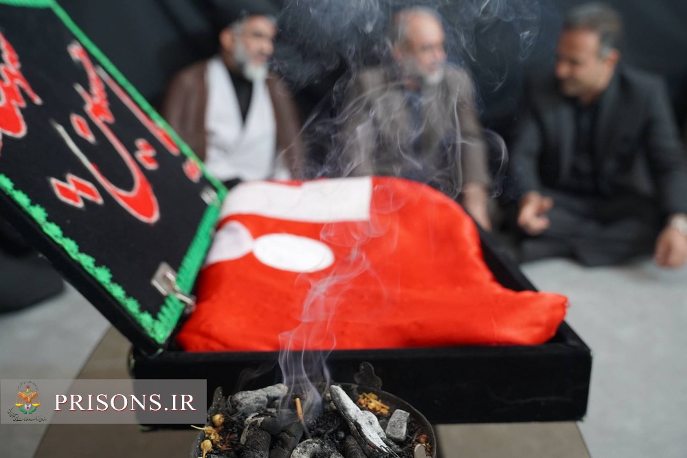 فیلم| پرچم مطهر گنبد امام حسین (ع) مهمان عزاداران زندان مرکزی سنندج