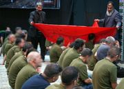 پرچم مطهر گنبد امام حسین (ع) مهمان عزاداران زندان مرکزی یزد