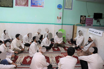 تشکیل حلقه‌های معرفتی با محوریت نماز در زندان دشتستان 
