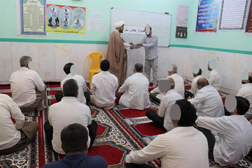 زندانیان فعال در برنامه‌های ستاد اقامه نماز زندان دشتستان تقدیر شدند