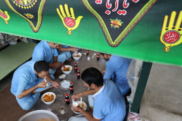 توزیع ۸۰۰۰ پرس غذا در روز تاسوعا برای عزاداران در اردوگاه کاردرمانی فشافویه