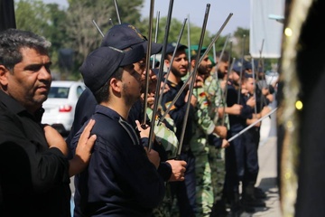 آئین عزاداری سنتی «شاخسی واخسی» پرسنل وظیفه زندان ارومیه در ظهر عاشورا