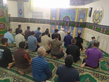 اقامه نماز ظهر عاشورا در زندان‌های استان کردستان