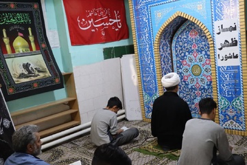 اقامه نماز ظهر عاشورا در کانون اصلاح و تربیت قزوین