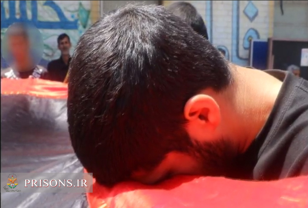 اجرای مراسم پرچم‌گردانی حرم امام حسین(ع) در زندان فردیس