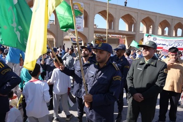 حضور پرشور کارکنان و پرسنل وظیفه زندان‌های یزد در راهپیمایی یوم الله ۱۳ آبان