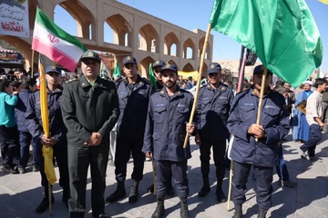 حضور پرشور کارکنان و پرسنل وظیفه زندان‌های یزد در راهپیمایی یوم الله ۱۳ آبان