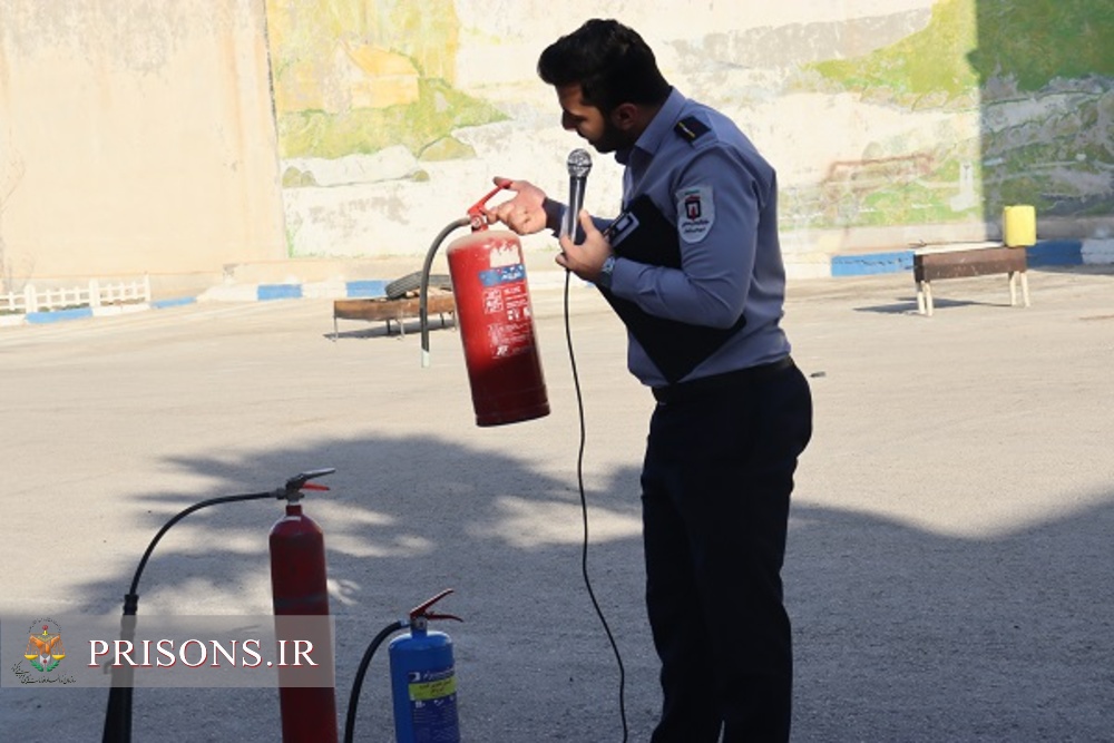 برگزاری دوره آموزشی اطفاء حریق با حضور کارشناسان سازمان آتشنشانی در زندان دشتستان 