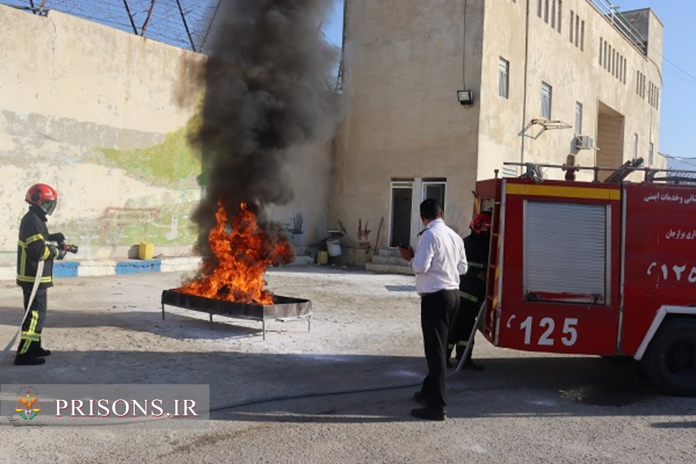 برگزاری دوره آموزشی اطفاء حریق با حضور کارشناسان سازمان آتشنشانی در زندان دشتستان 