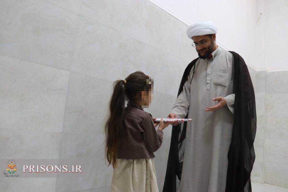 اهداء بسته فرهنگی به خانواده زندانیان در اردوگاه حرفه آموزی و کار درمانی بوشهر 