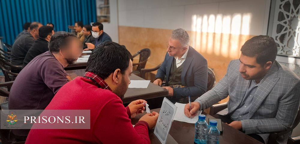 برپایی میز خدمت قضایی در زندان خمینی شهر 