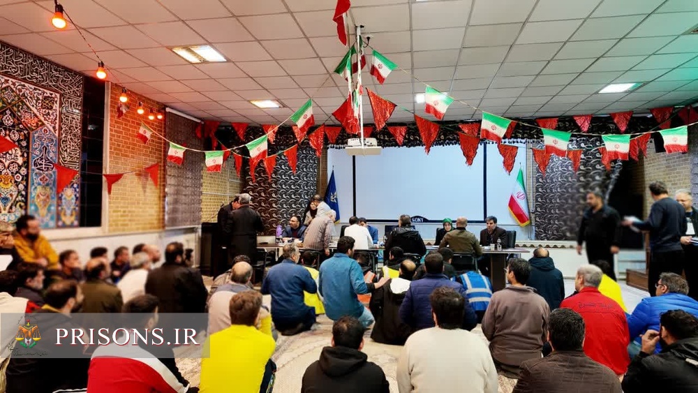 برپایی میز خدمت مقامات قضایی البرز به‌ مناسبت دهه مبارک فجر در ندامتگاه فردیس 