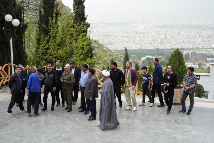 کوهپیمایی و حضور کارکنان زندان‌های استان کرمانشاه در یادمان شهدای گمنام