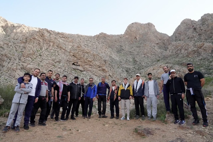 نشاط جسمی و معنوی کارکنان زندان‌های کرمانشاه در برنامه بهاری کوهپیمایی و تجدید میثاق با شهدا