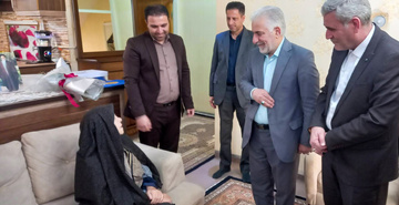 دیدار رئیس سازمان زندان‌ها با خانواده شهید حسنی در سفر به همدان