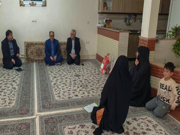 بررسی مشکلات معیشتی دو خانواده زندانی نیازمند در زنجان با حضور مدیرکل زندان‌ها