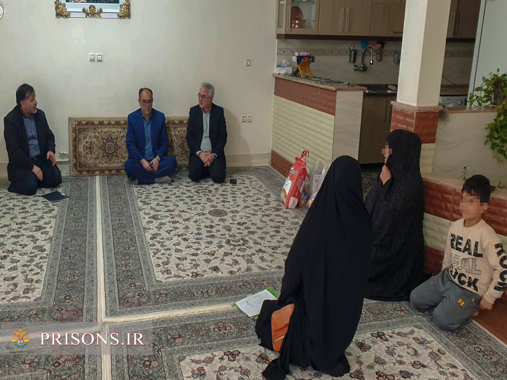 بررسی مشکلات معیشتی دو خانواده زندانی نیازمند در زنجان با حضور مدیرکل زندان‌ها