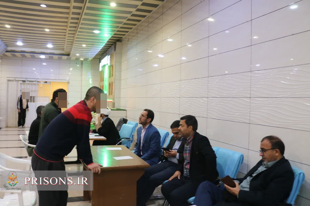 میز خدمت معاونین رئیس کل دادگستری و قضات دادگاه‌ در زندان مرکزی بجنورد