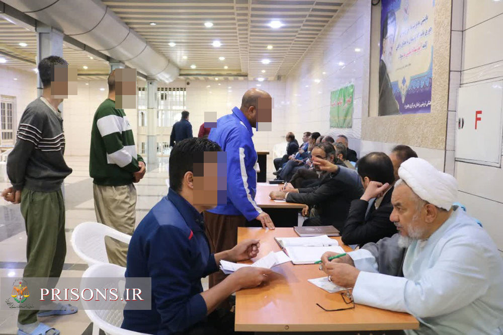 میز خدمت معاونین رئیس کل دادگستری و قضات دادگاه‌ در زندان مرکزی بجنورد