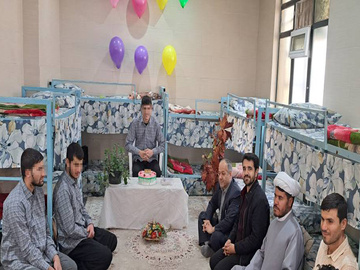 برگزاری مراسم جشن تولد مددجوی کانون اصلاح و تربیت زنجان
