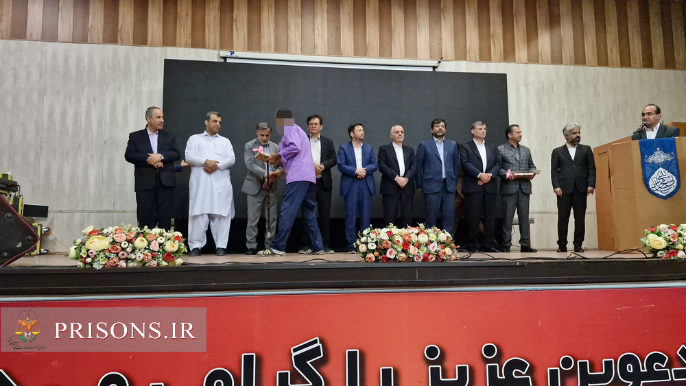۲۰ زندانی جرایم مالی باحضور وزیر دادگستری از زندانهای استان بوشهر آزاد شدند ۲۰ زندانی جرایم مالی باحضور وزیر دادگستری از زندانهای استان بوشهر آزاد شدند
