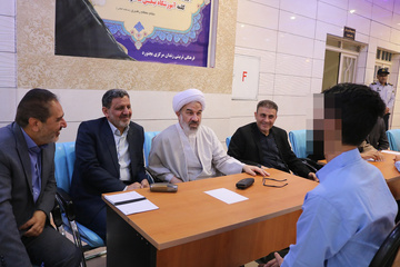 دیدار چهره‌به‌چهره رئیس‌کل دادگستری خراسان شمالی با زندانیان در میز خدمت شبانه «زندان بجنورد»