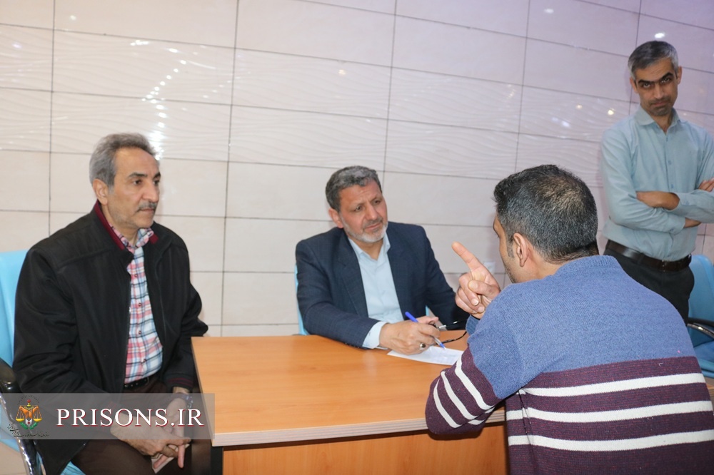 دیدار چهره‌به‌چهره رئیس کل دادگستری استان خراسان شمالی با زندانیان در میز خدمت شبانه